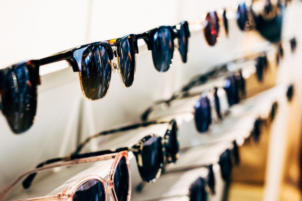 Saiba algumas das tendências em óculos que continuarão no Verão 2022